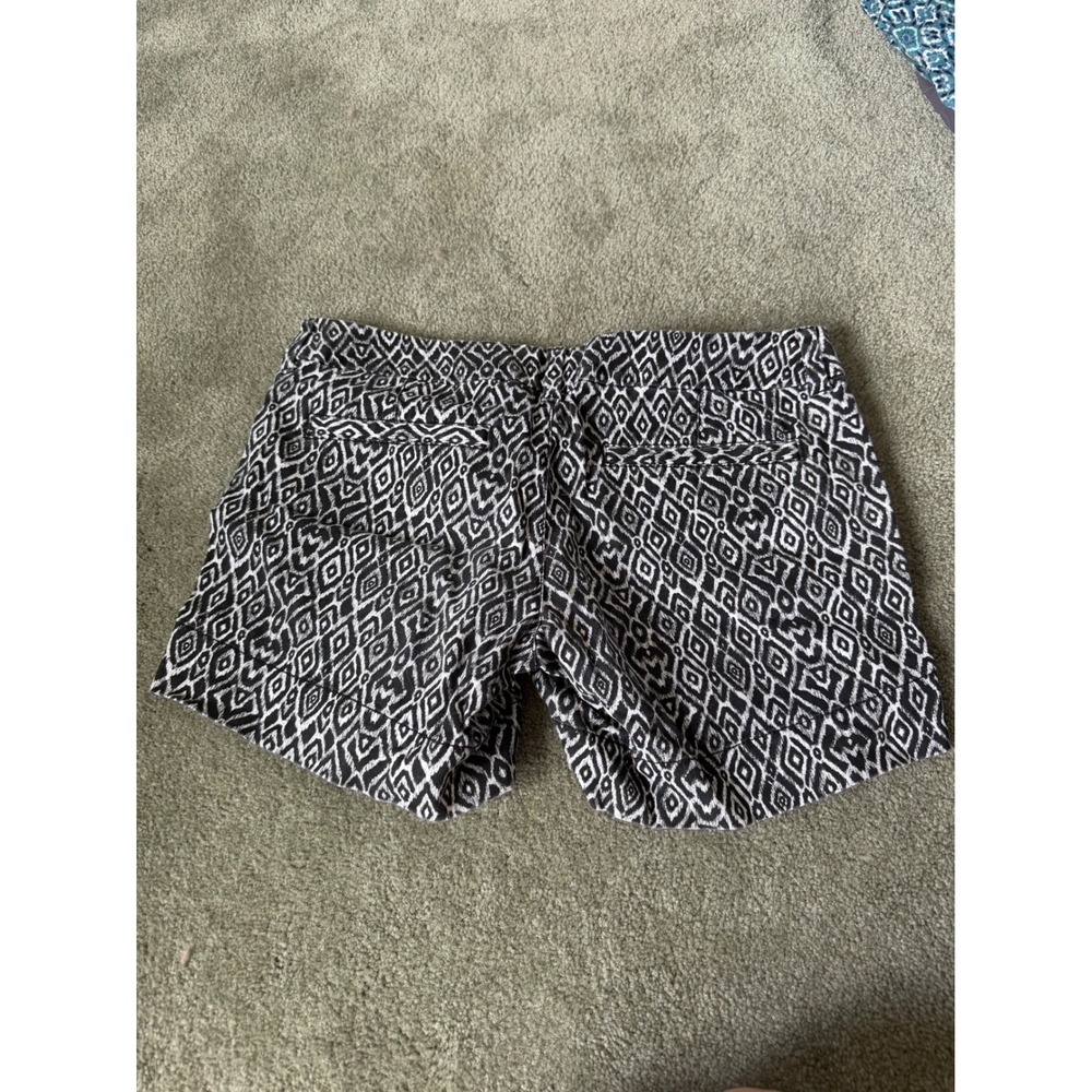 American Eagle Outfitters Black White Geometric Ikat Midi Stretch Shorts Size 8 - Picture 4 of 4